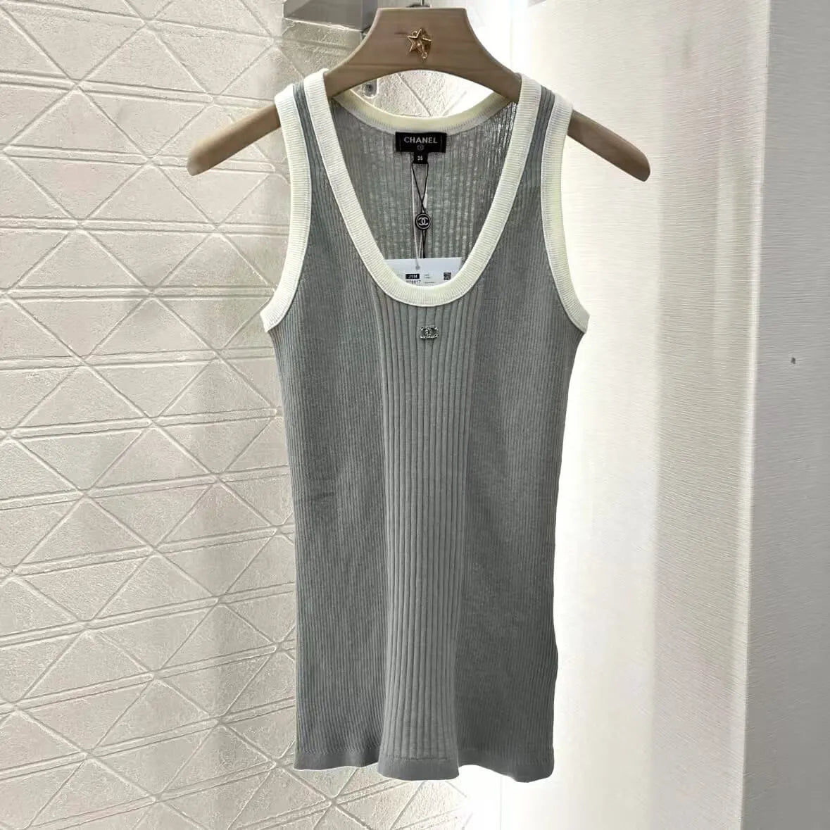 Classic Diamond-Buckle Color-Block Knit Vest