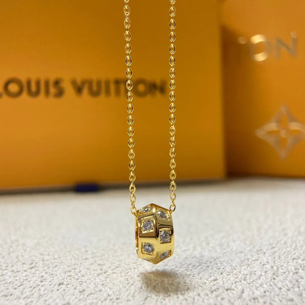 Fashionable 3D Diamond-Inlaid Necklace