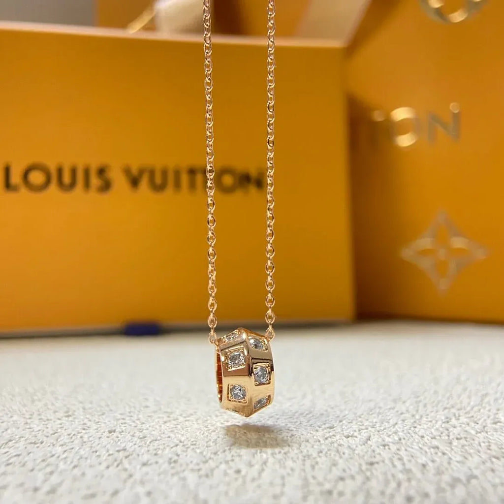 Fashionable 3D Diamond-Inlaid Necklace