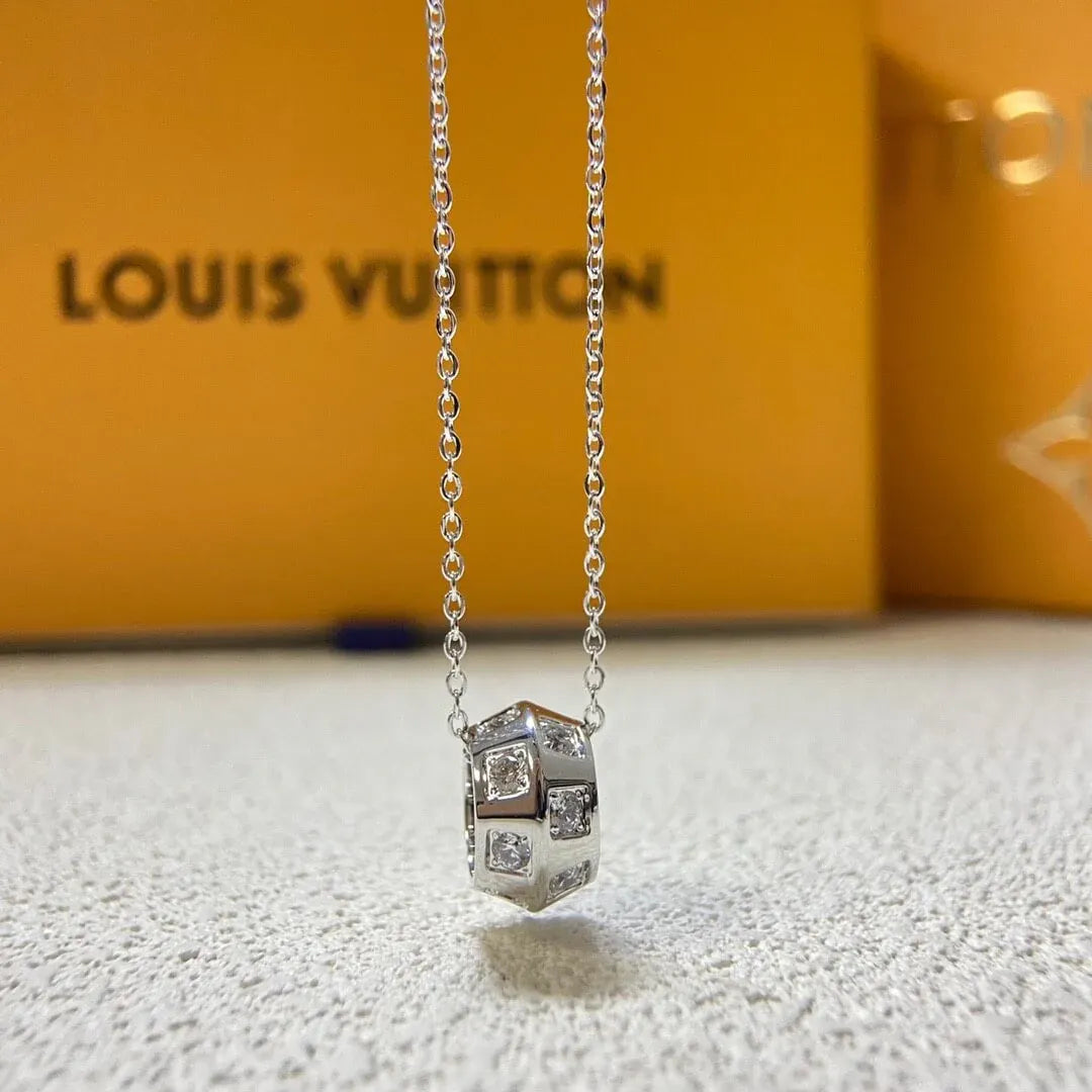 Fashionable 3D Diamond-Inlaid Necklace